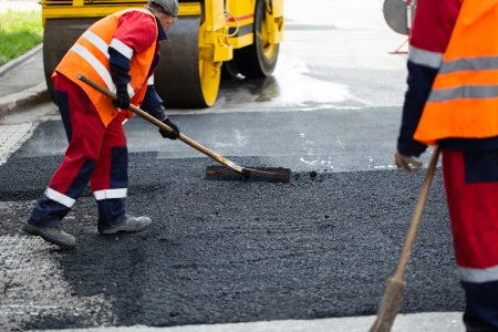 Auf einer Länge von rund 1.000 Metern wird die oberste Asphaltschicht (Deckschicht) abgefräst und anschließend neu eingebaut.© Adobe.stock.com - Artem Zakharov